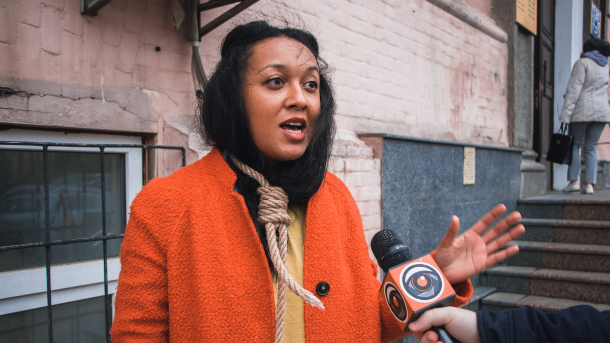 Участница движения Femen Анжелина Диаш с петлей на шее