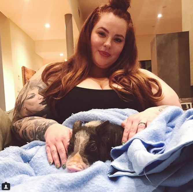 Модель Тэсс Холлидей с поросенком