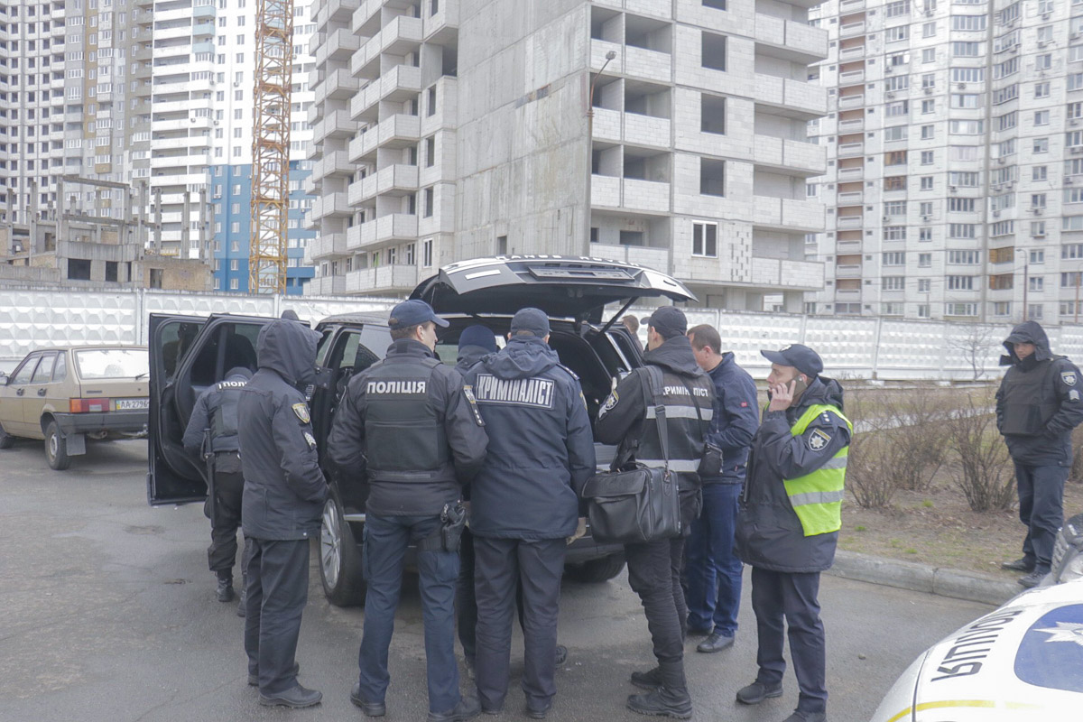 Полицейские ищут двух мужчин, которые могут быть вооружены автоматами Калашникова