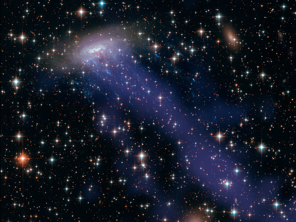 ESO 137-001: галактика с хвостом. Credit: NASA, ESA, CXC