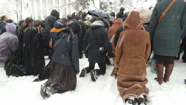 Верующие провели молебен