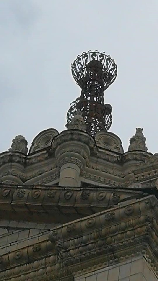 В Киеве на Крещатике обрушился шпиль здания