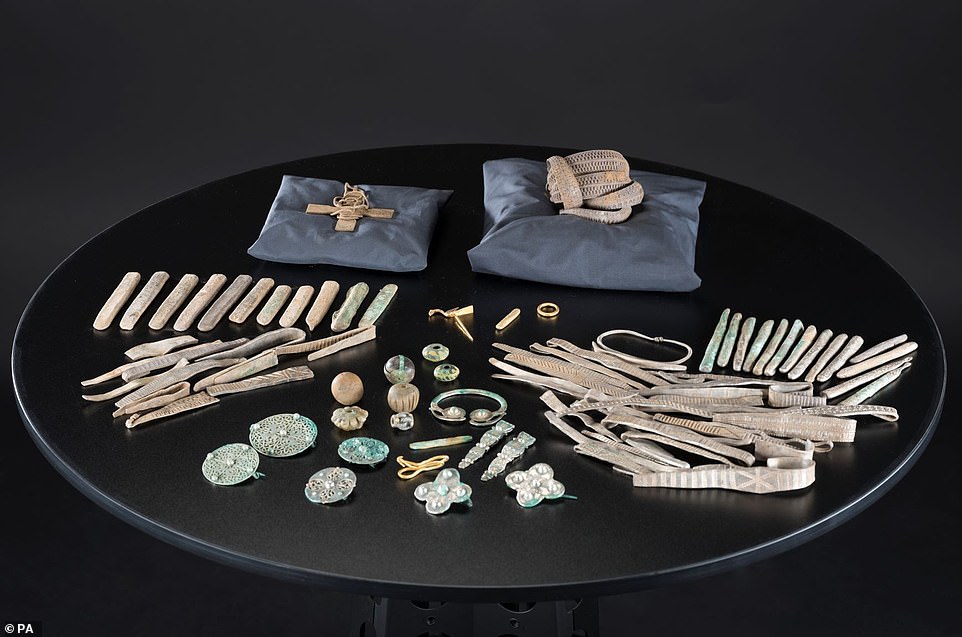 Археологи показали древний клад викингов, который лежал нетронутым тысячу лет