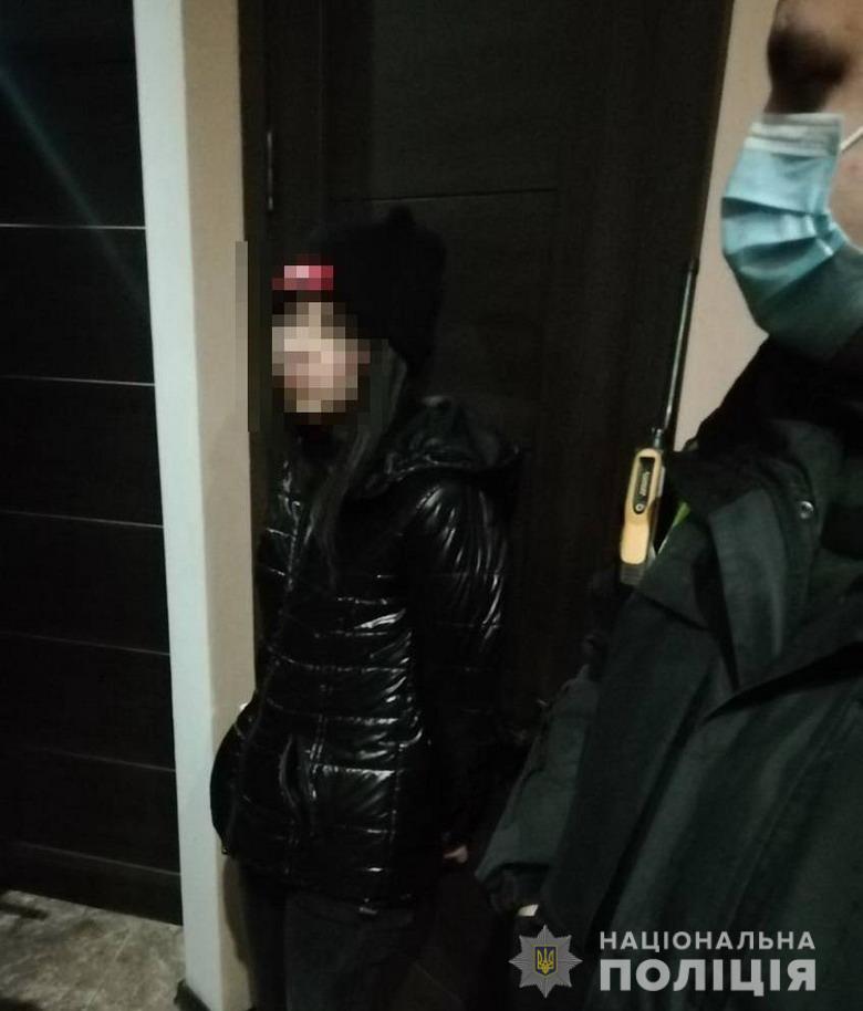 В Киеве девушка вонзила нож в сердце парня