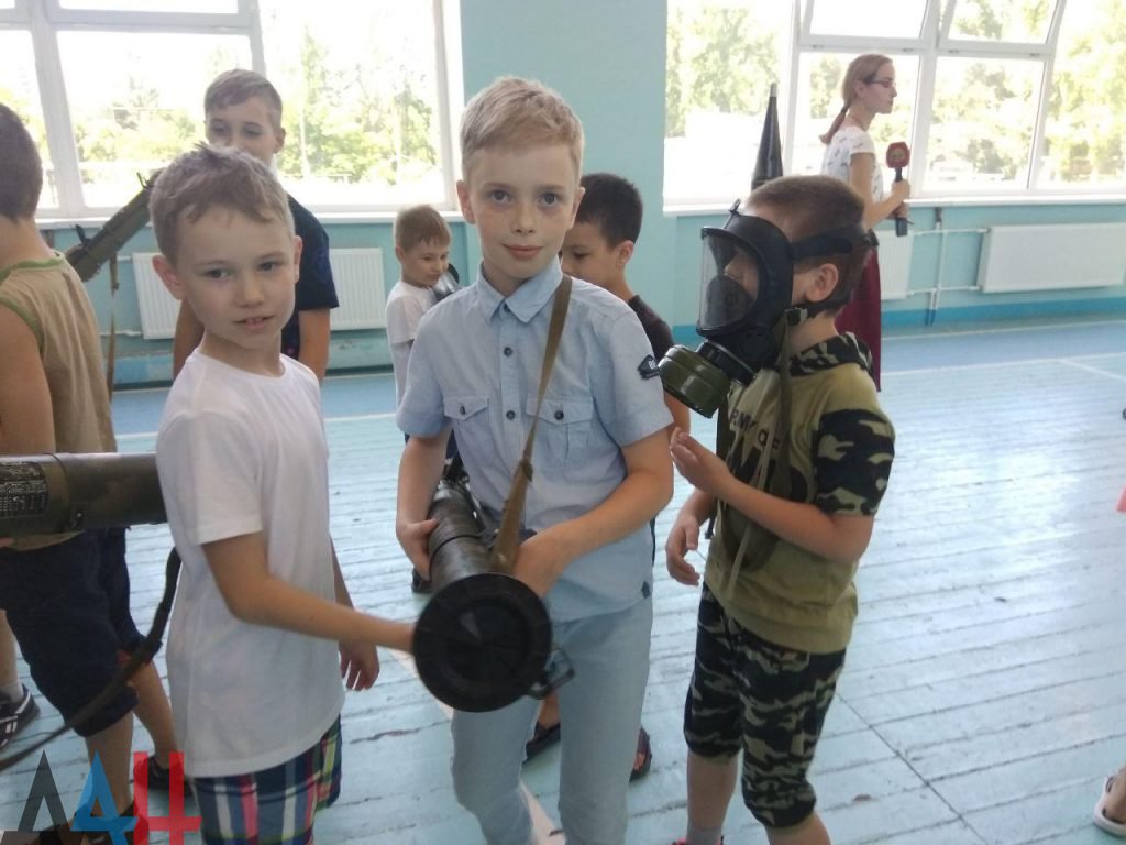 В Донецке боевики учат собирать автоматы школьников