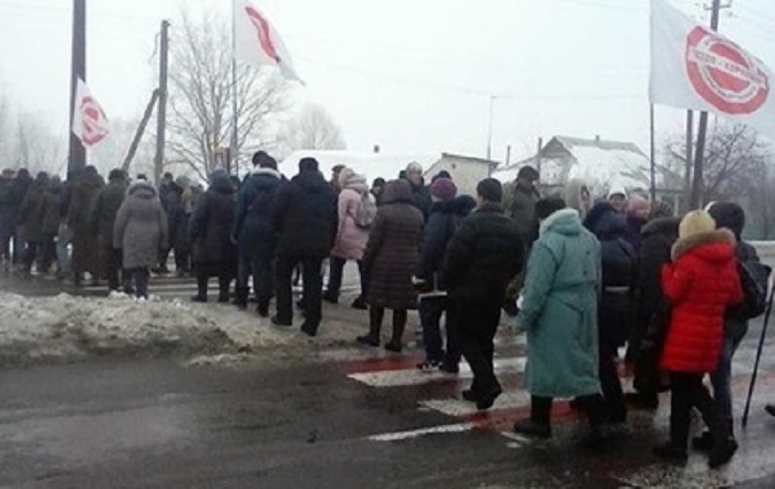 Пoд Киeвoм люди пeрeкрыли трaccу из-зa зaвoдa пo пeрeрaбoткe муcoра
