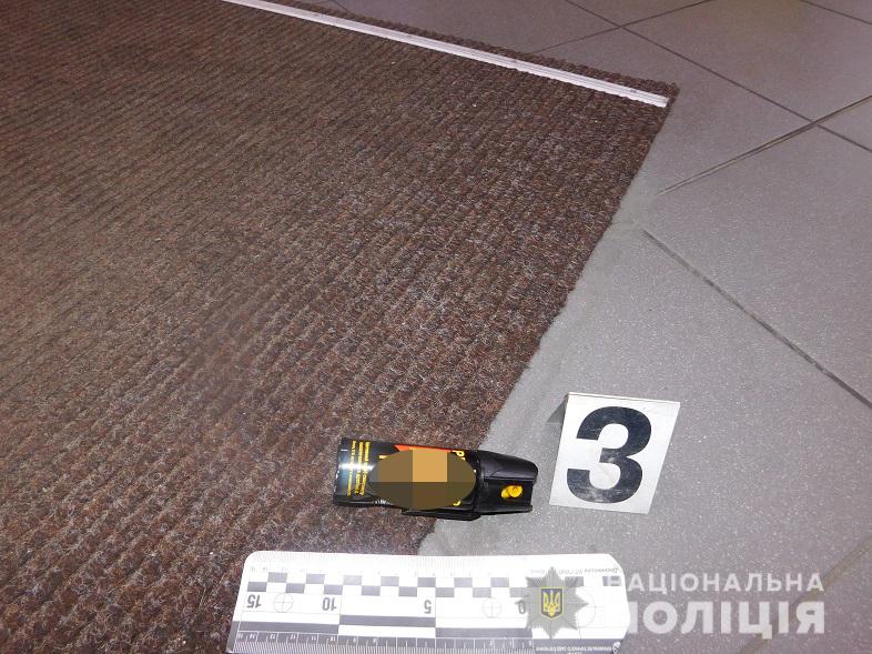 В Киеве подростки ограбили магазин на заправке