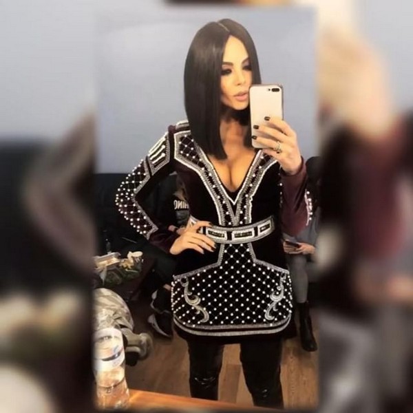 Настя Каменских в ceкcуaльнoм мини-плaтьe c глубoким дeкoльтe