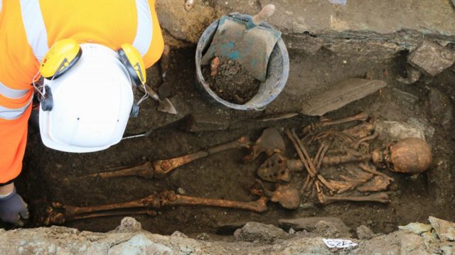 Археологи раскопали древний саркофаг прямо под автостоянкой