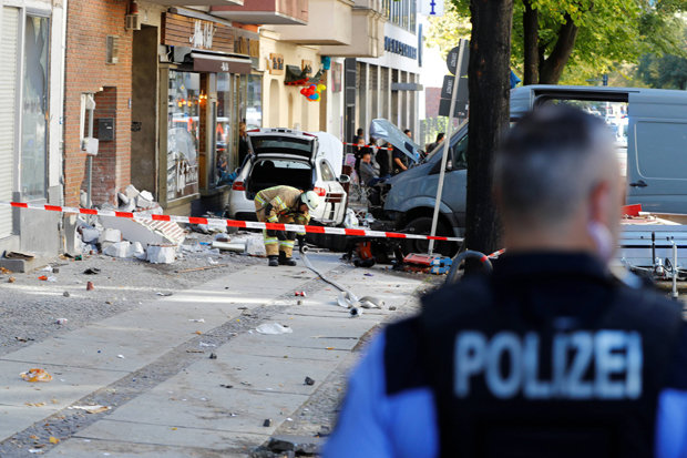 Машина таранит кафе, Берлин