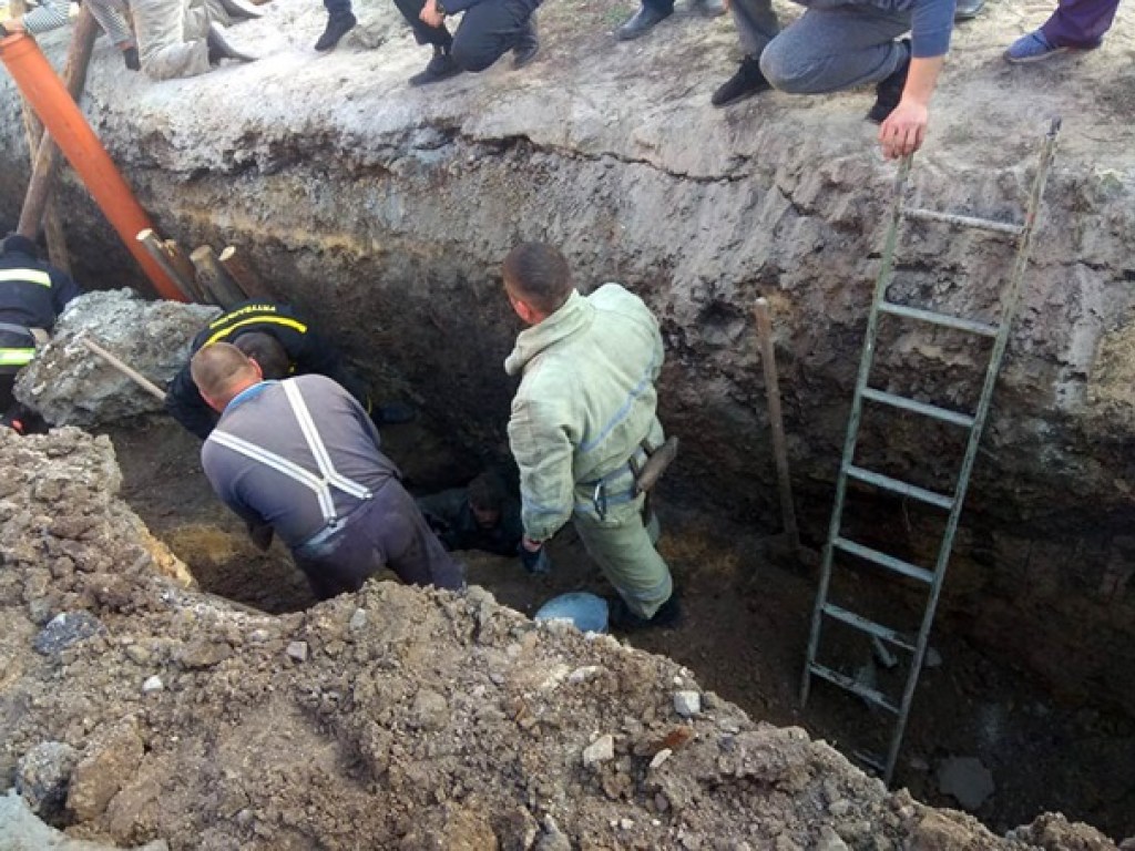 На Днепропетровщине двое ремонтников оказались под завалами грунта