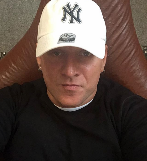 Музыкант сбрил привычную щетину и заметно помолодел