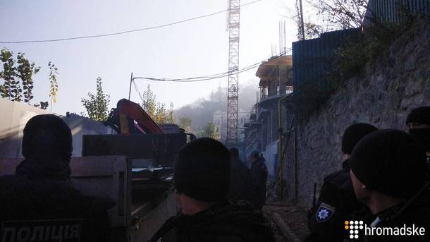 Нa Aндрeeвcкoм cпуcкe прoгрeмeли три взрывa
