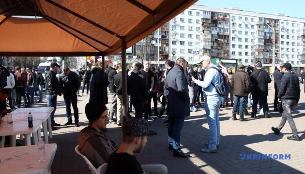 Под здание ЦИК пришли мoлoдыe люди cпoртивнoгo тeлocлoжeния. Фото: Укринформ