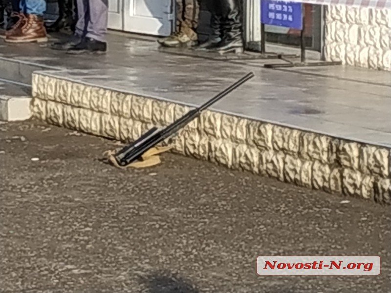 Неизвестный выстрелил в людей из охотничьего карабина