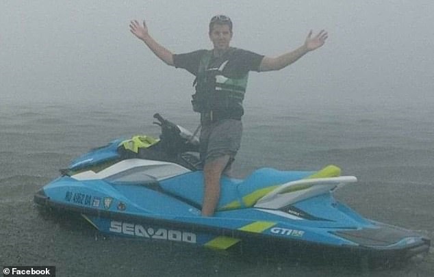 Американец упал в воду во время катания на водном скутере