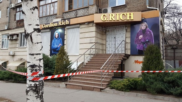 В Запорожье к двери магазина прикрепили гранату