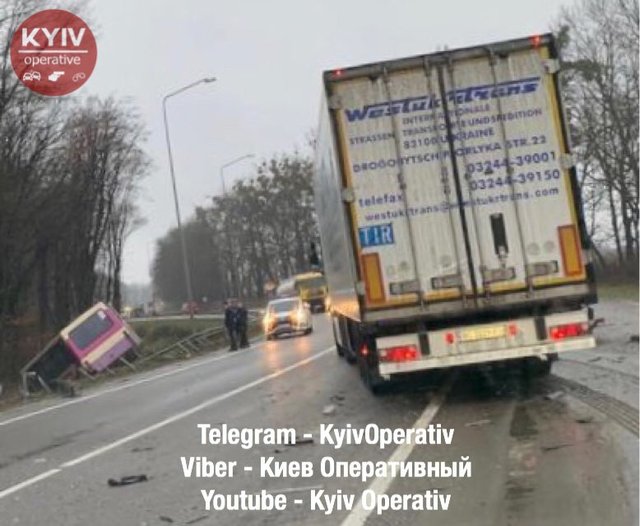 Нa трaccе Киев-Чoп aвтoбуc c пaccaжирaми cлeтeл в кювeт