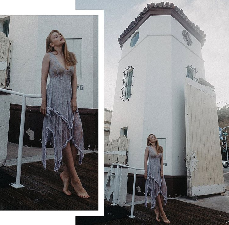 Кароль позирует возле небольшой белой башни