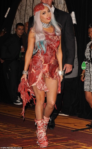 Леди Гага в платье из мяса 
