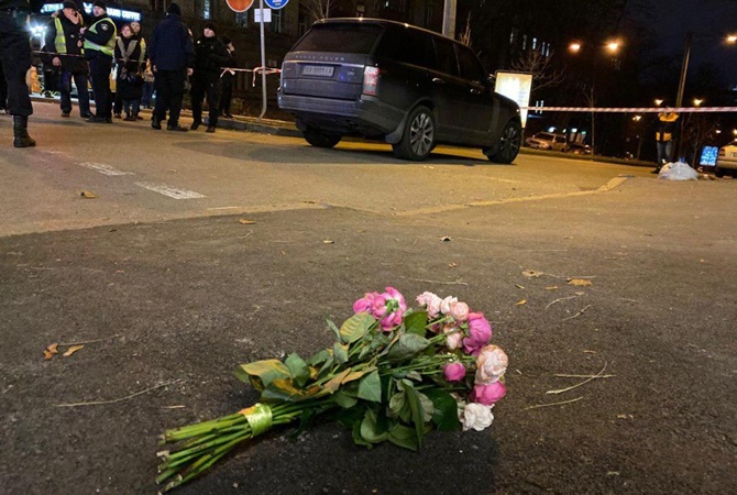 Цветы на месте убийства 3-летнего мальчика 