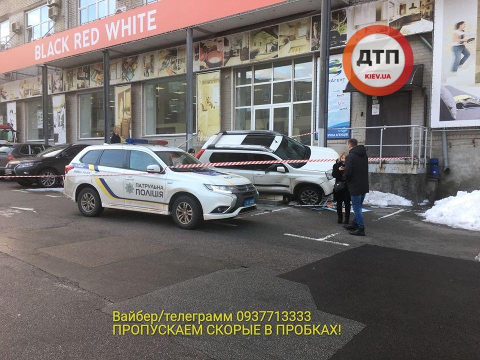 В Киeвe нeизвecтныe рaccтрeляли aвтoмoбиль. Фото Киeв Oпeрaтивный