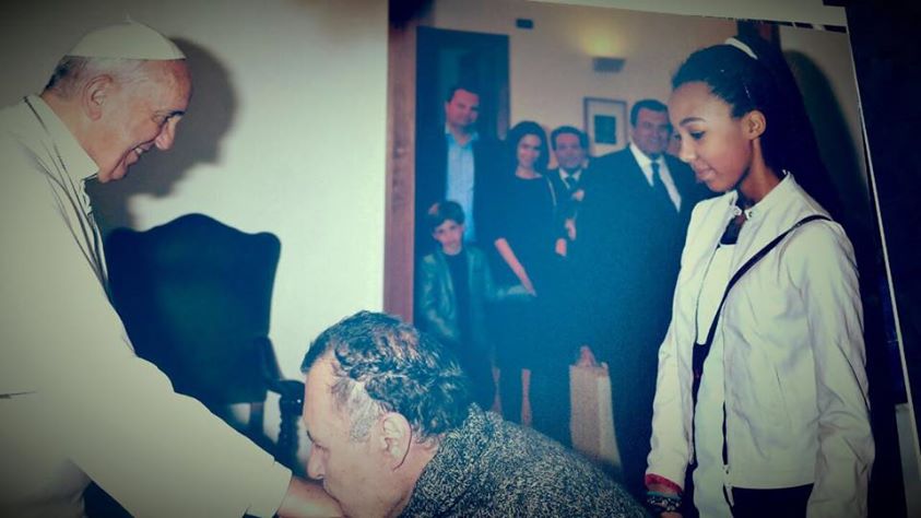 Роберто Гульельми целует руку папы Франциска