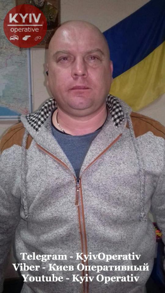 Задержанным оказался офицер Национальной гвардии Украины. Речь идет о 42-летнем капитане НГУ Руслане Томашове.