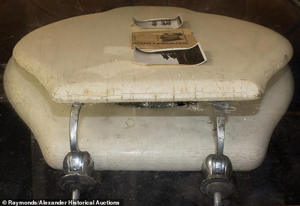 Сиденье с личного унитаза Гитлера продали на аукционе