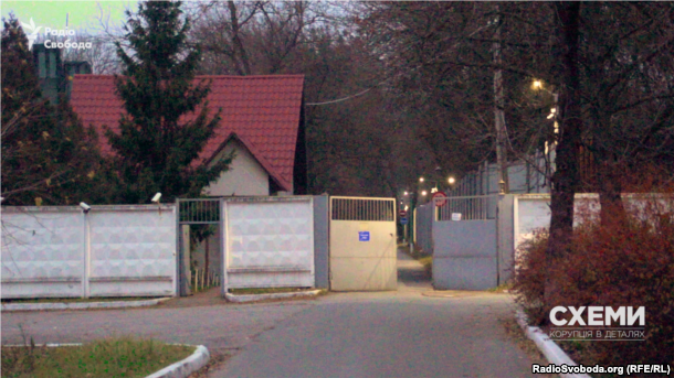 Ворота КСО «Фортеця» на улице Вышгородской в Киеве