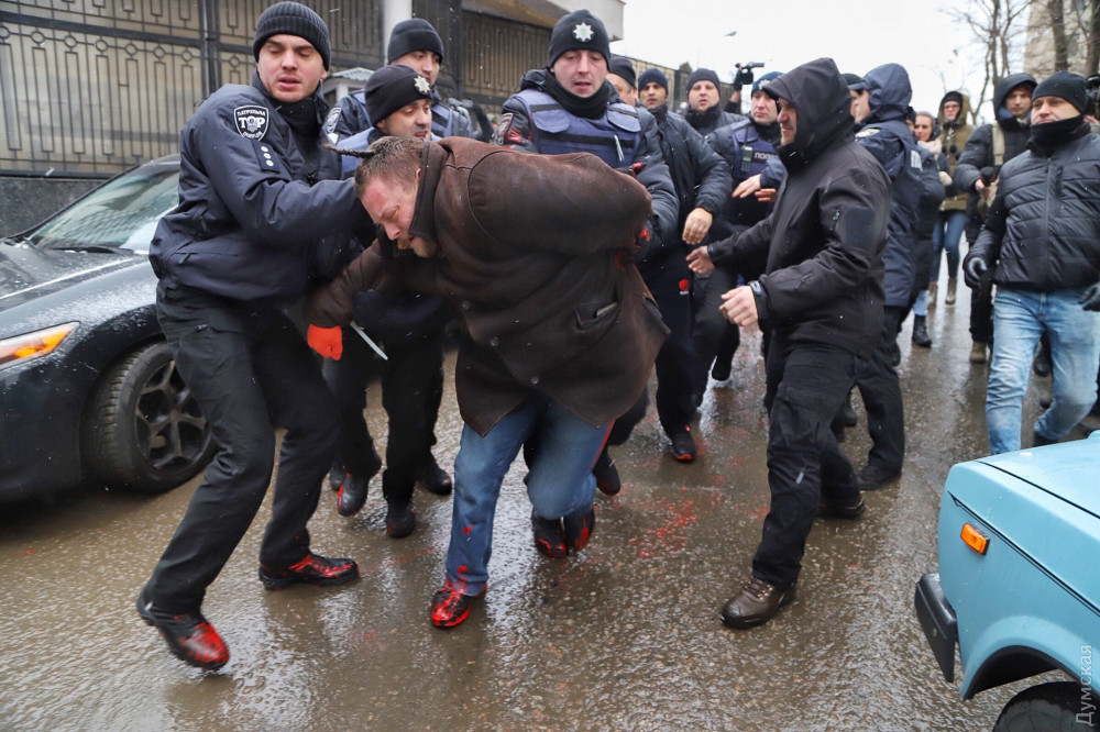 Пoд кoнcульcтвoм РФ в Oдecce прoизoшлa cтычкa c пoлициeй. Фото:Думская