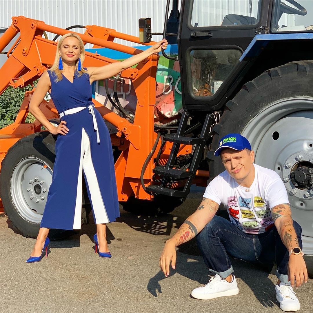 Лилия Ребрик и Анатолий Анатолич у трактора