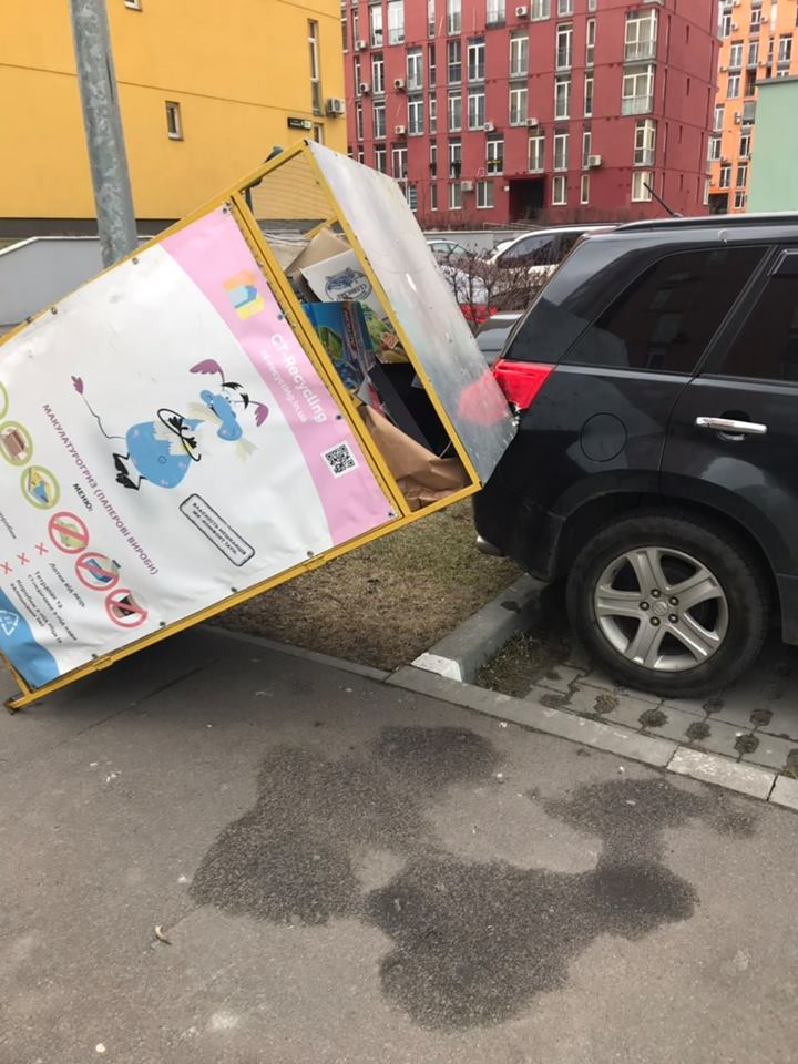 Ветер сдул урну, и она повредила авто