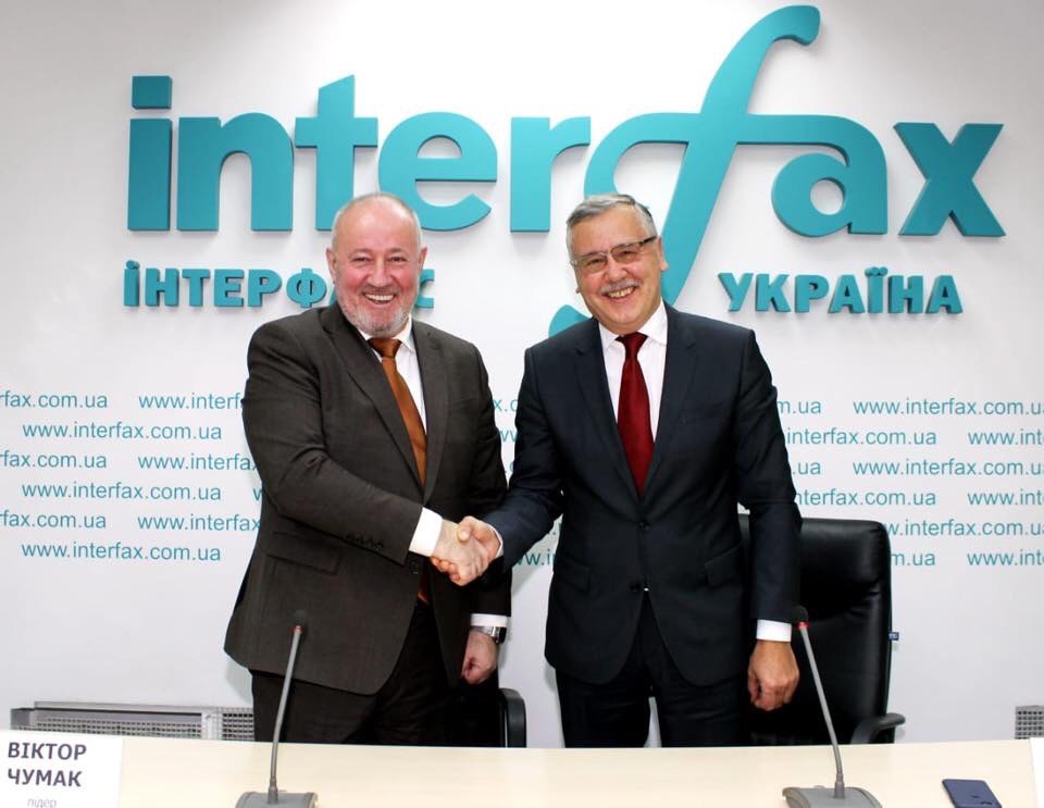 Анатолий Гриценко и Виктор Чумак заявили об объединении на выборы. Кроме того, нардеп возглавил избирательный штаб экс-министра обороны. Источник фото – Facebook Анатолия Гриценко