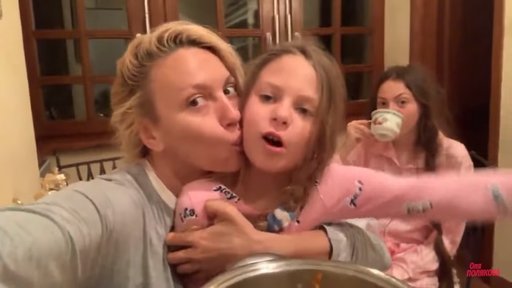 Оля Полякова с дочерьми