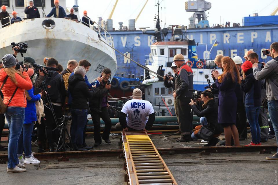 Олег Скавыш протянул зубами корабль весом 614 тонн