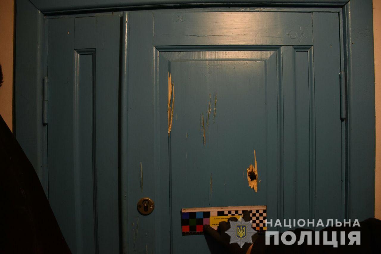 Пуля через дверь попала 55-летней женщине в голову