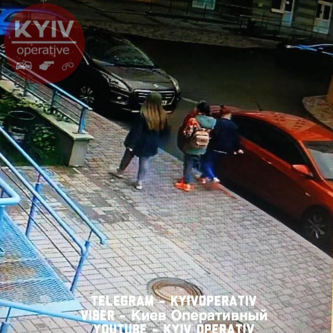 В Киеве школьницы поцарапали десять автомобилей 