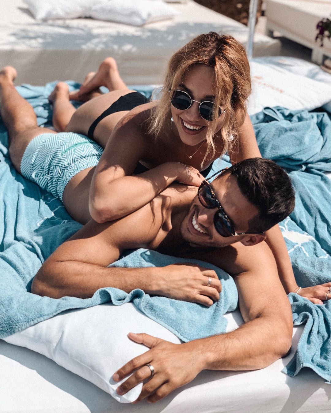 Никита Добрынин похвастался пляжными фото с возлюбленной