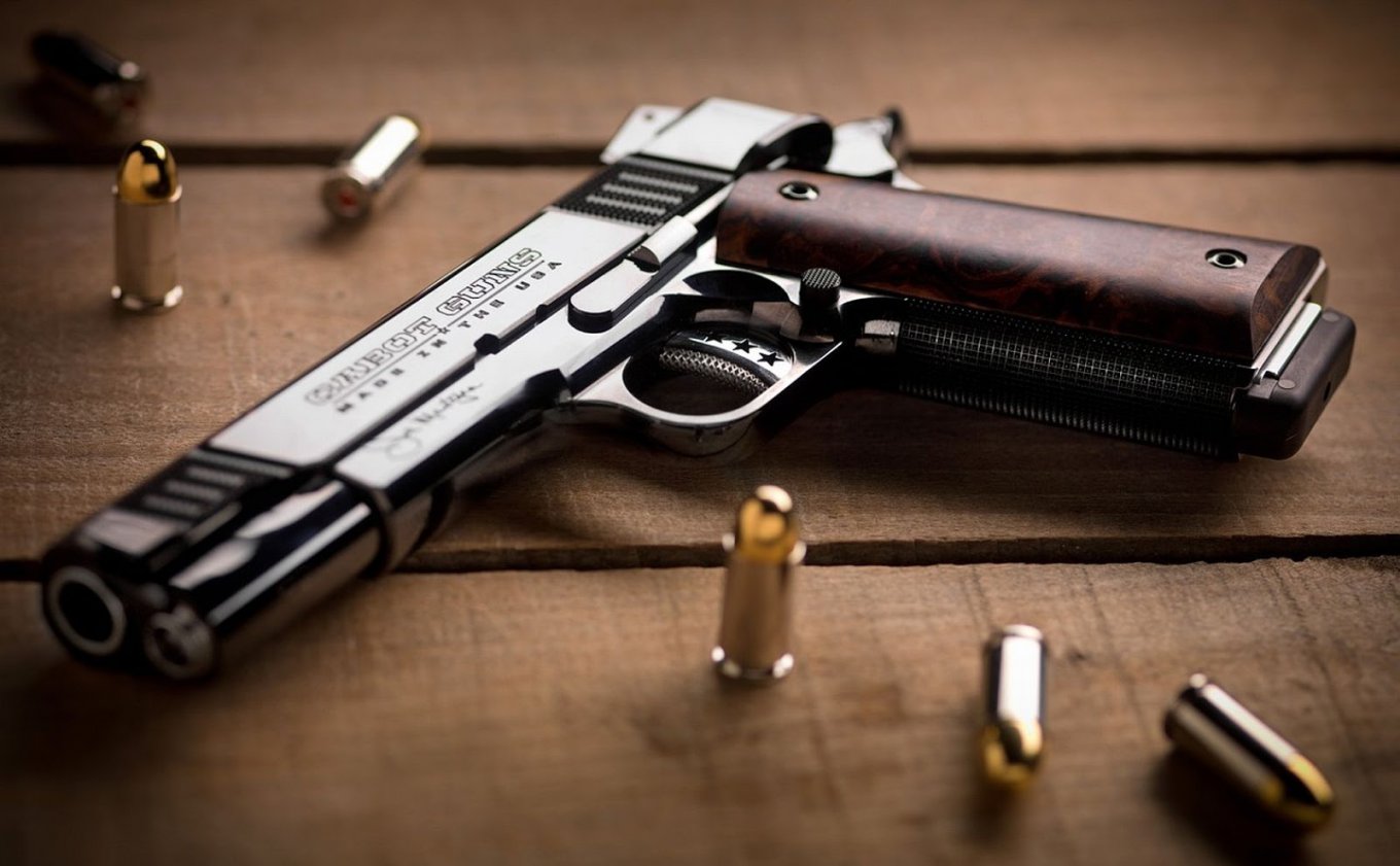 Пистолет, который к юбилею получил президент Петр Порошенко
