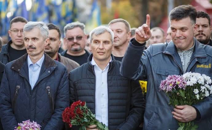 Посередине – Руслан Кошулинский, которого «Свобода» предлагает выдвинуть единым кандидатом в президенты от националистов. Источник фото – Facebook