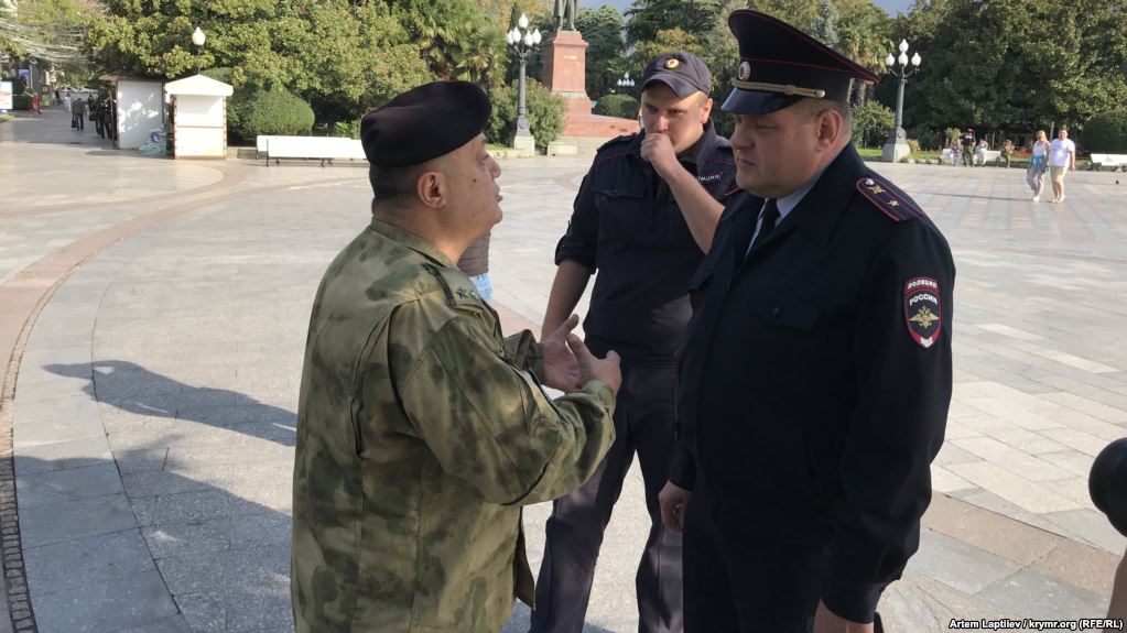Овсеп Минасян (слева) и представитель российской полиции (справа)