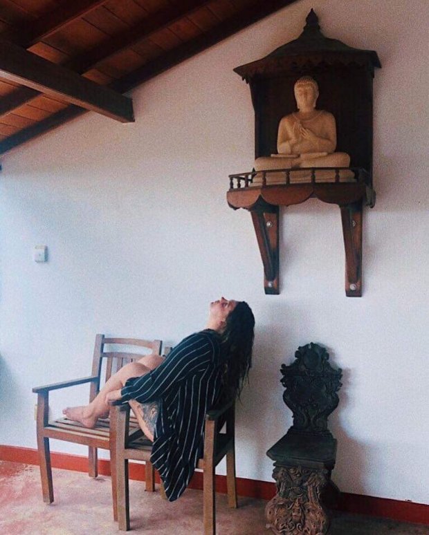 Вокалистка KAZKA продемонстрировала обнаженные ноги и большую татуировку на бедре