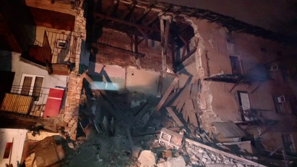 Последствия обрушения стены жилого дома во Львове
