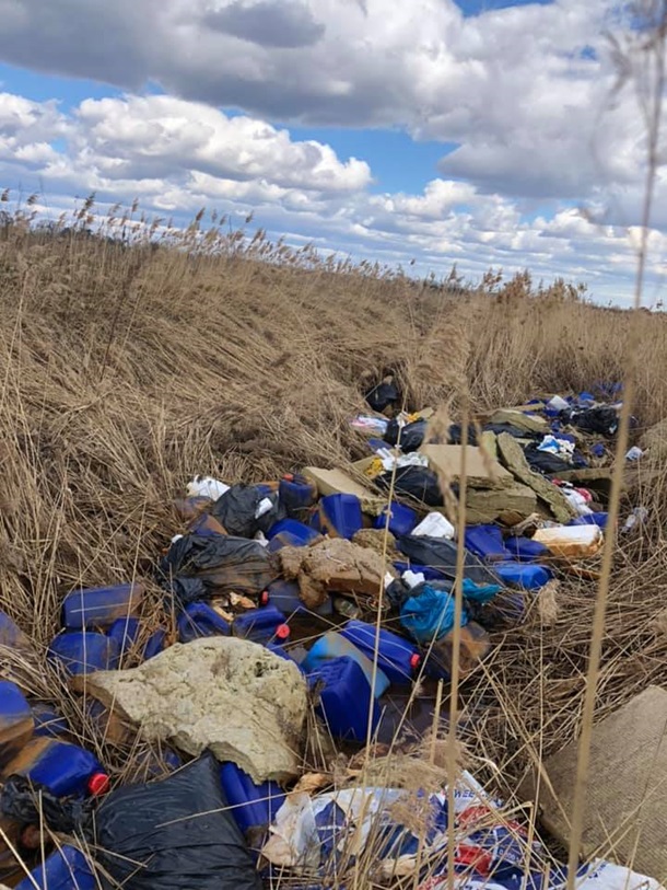 На Киевщине в реку выбросили тысячи канистр с неизвестным веществом