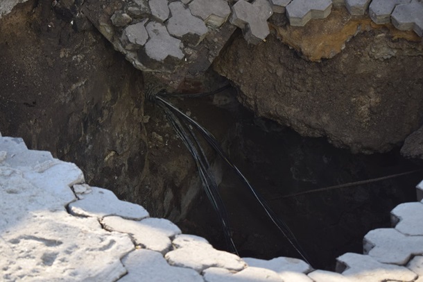 В центре Ужгорода образовалась четырехметровая яма