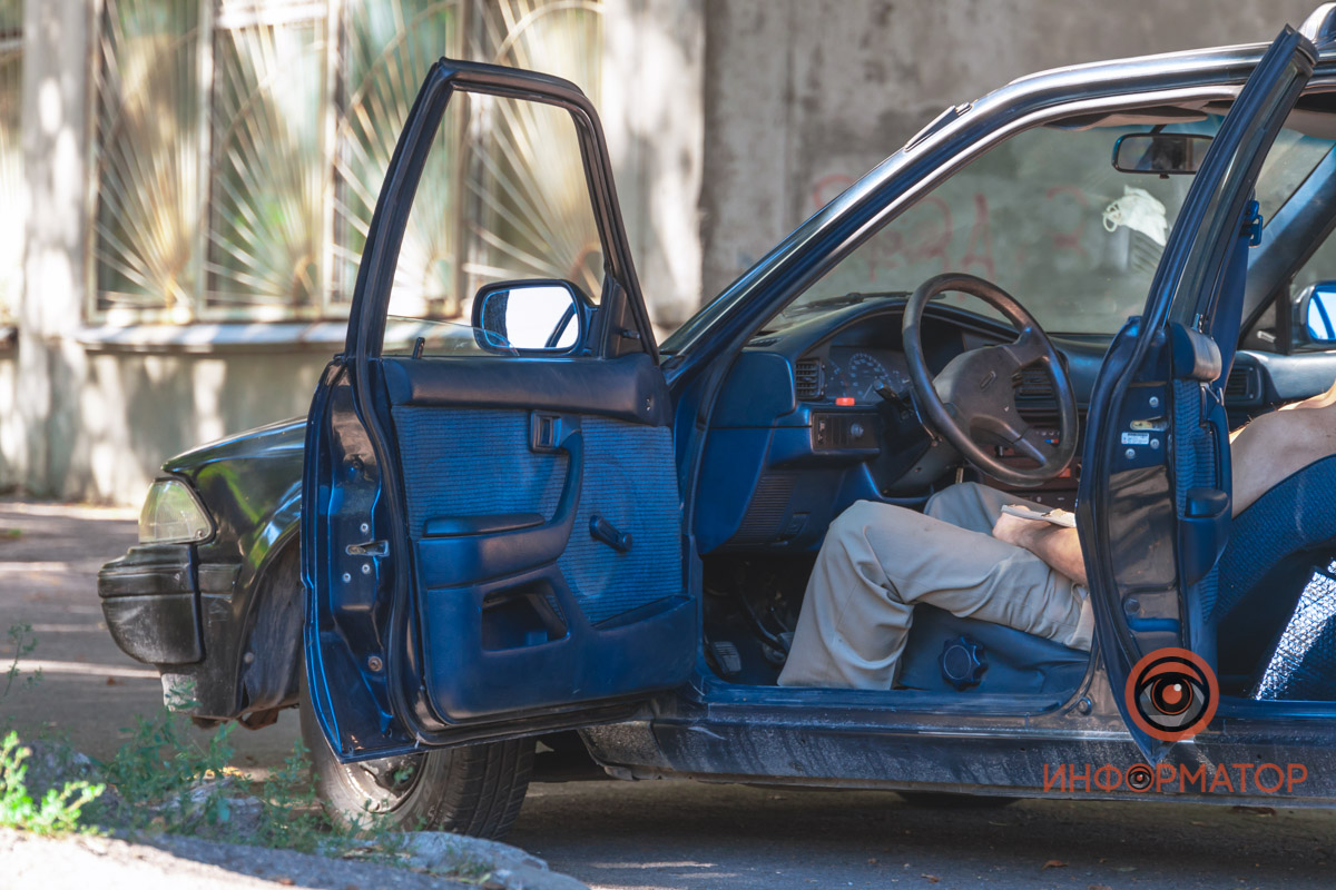 В Днепре мужчина умер за рулем: труп нашли в авто возле школы