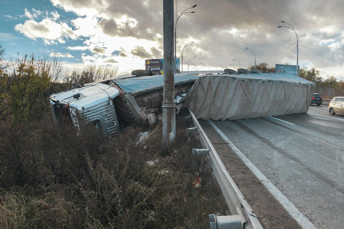 Фото: перевернувшаяся фура блокирует движение по улице Заболотного