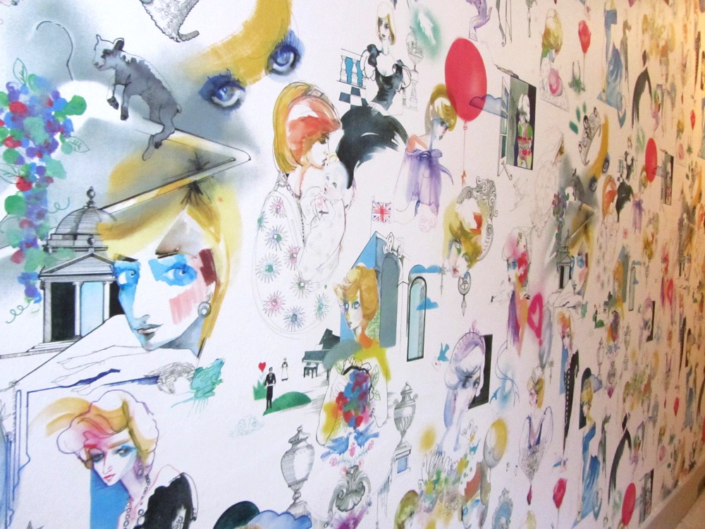 Обои в Кенсингтонском дворце. Вы тоже видите лицо принцессы Дианы?