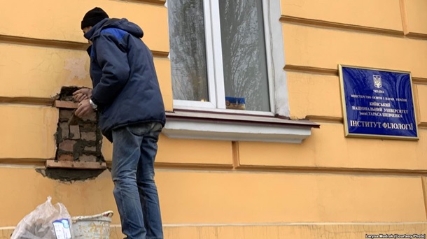 В Киеве демонтировали памятную доску одному из организаторов Голодомора